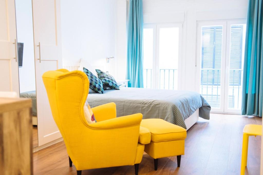 马拉加Blonski-Yellow的一间卧室配有黄色椅子和一张床