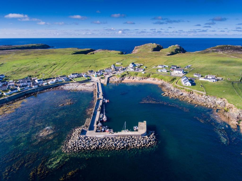 Tory IslandOstán Oileán Thoraí Tory Island Hotel的水中小岛的空中景观