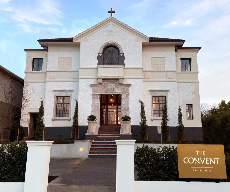 奥克兰The Convent Hotel的前面有标志的白色教堂