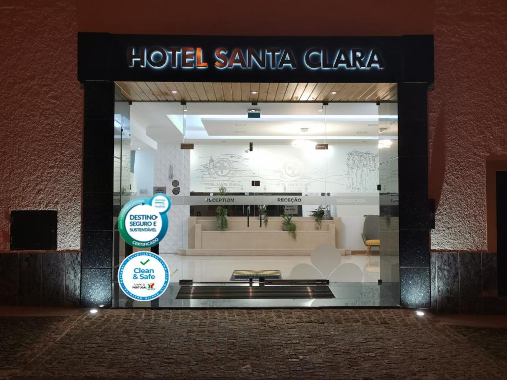 维迪盖拉Hotel Santa Clara的桑塔克拉拉酒店的一个商店窗口