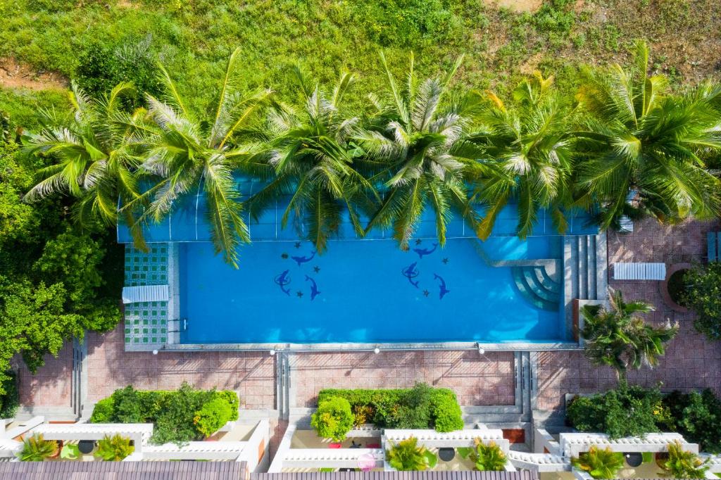 富国Quynh Mai Resort的享有棕榈树游泳池的顶部景致