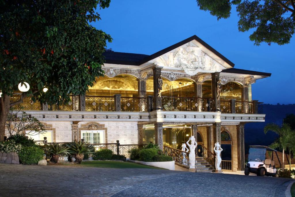 BagacRancho Bernardo Luxury Villas and Resort的一座大型房屋,有kritkritkritkritkritkritkritkritkritkritkritkritkritkritkritkritkritkritkritkritkritkritkritkritkritkritkritkritkritkritk