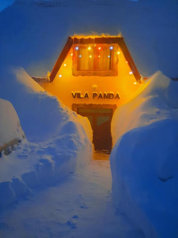 兰卡Vila Panda的雪覆盖着的房屋,里面装着灯