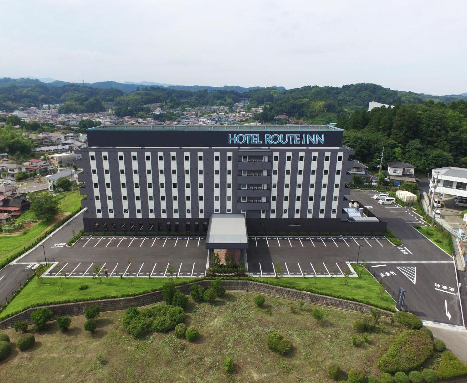 二本松Hotel Route-Inn Nihonmatsu的享有酒店走廊的空中景致,设有停车场
