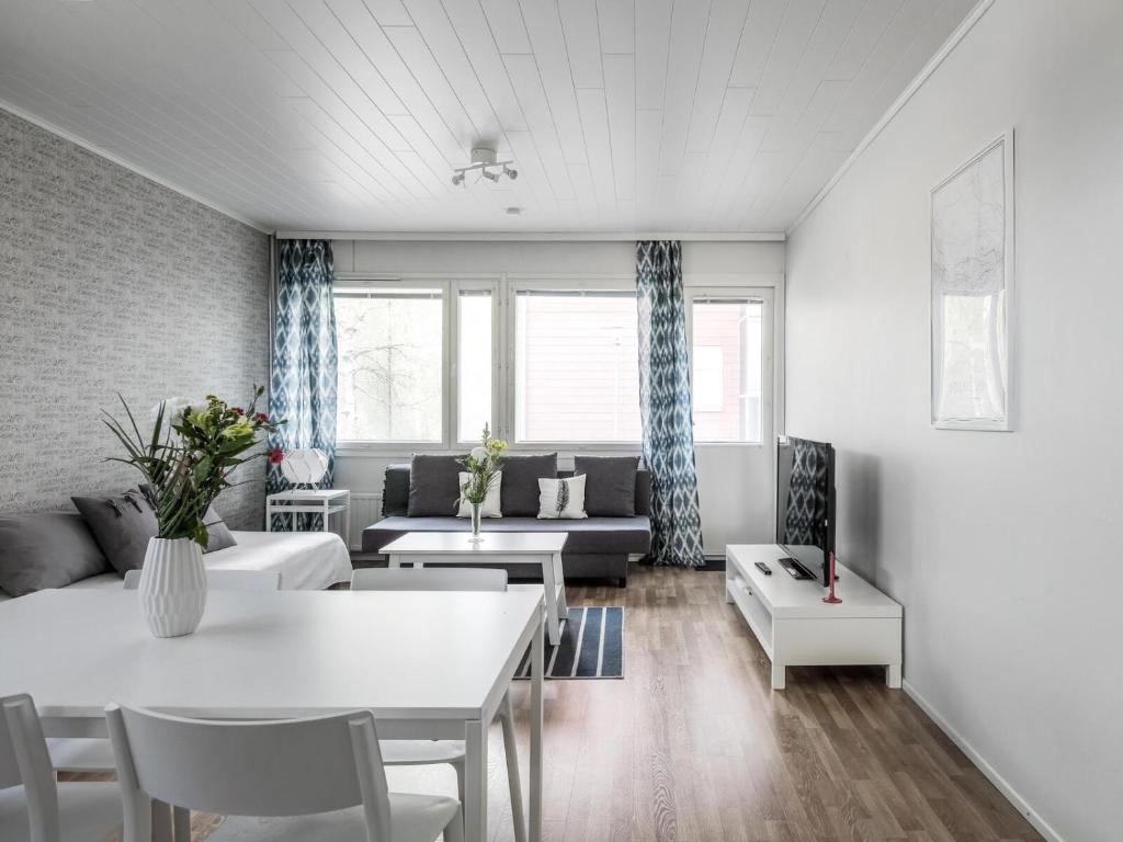 约恩苏Kotimaailma Apartments Joensuu的客厅配有沙发和桌子