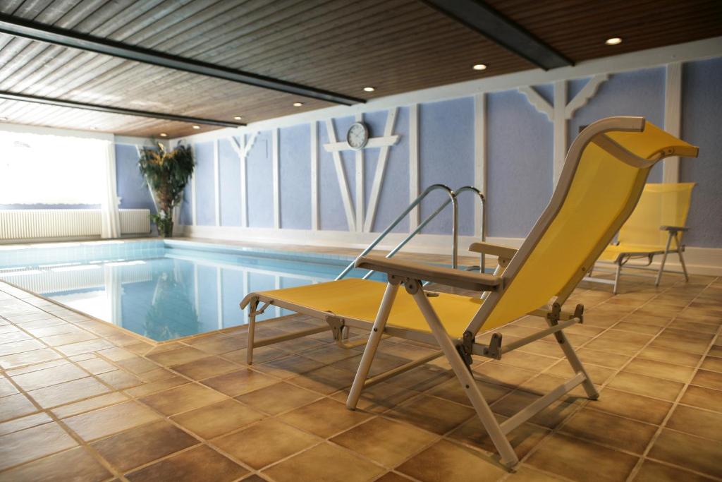 贝河畔的海尔斯伯格科朗酒店的游泳池旁的黄色椅子