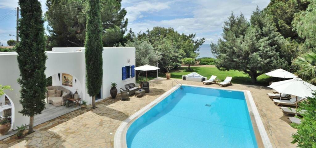 佩基罗德Villa Blue Sapphire的享有带游泳池的别墅的外部景致
