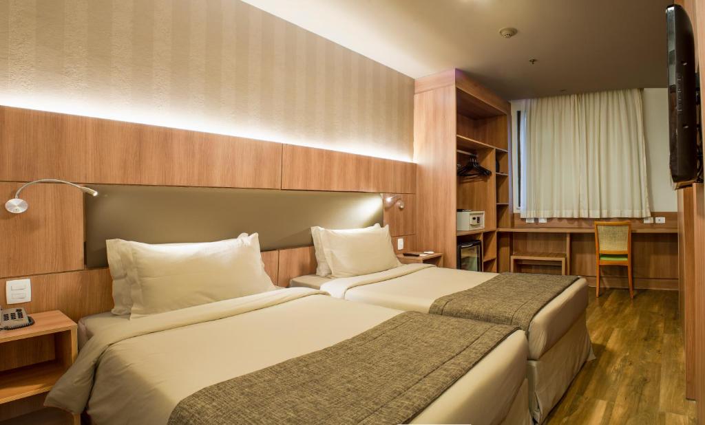 里约热内卢阿斯特里亚科帕卡巴纳酒店的酒店客房配有两张床和一张书桌