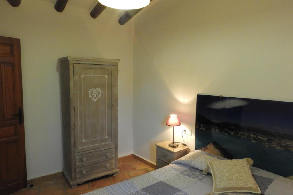 阿尔阿马德穆尔西亚科尔蒂霍拉斯哥隆德里那斯乡村民宿的一间卧室配有床、梳妆台和台灯。