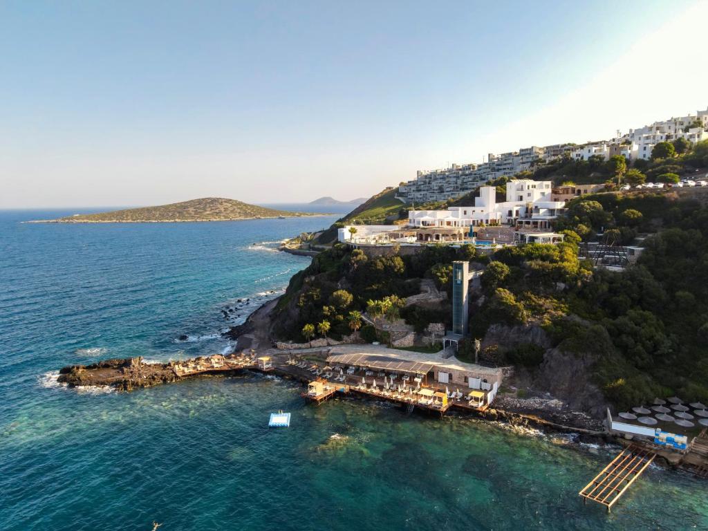 古穆斯卢克Vega Aparts的海洋中一座小岛的鸟瞰图
