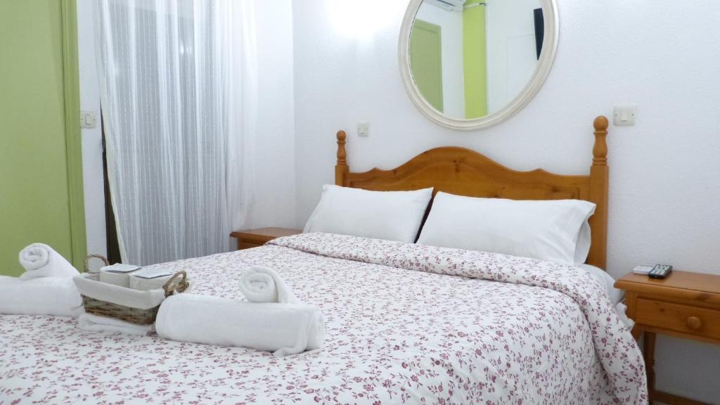 坎德莱达HOSTAL CANDELEDA的一间卧室配有一张床,上面有两条毛巾