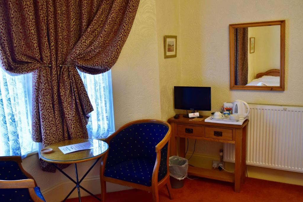 基德明斯特比尤德利山之屋酒店的客房设有书桌、电脑和窗户