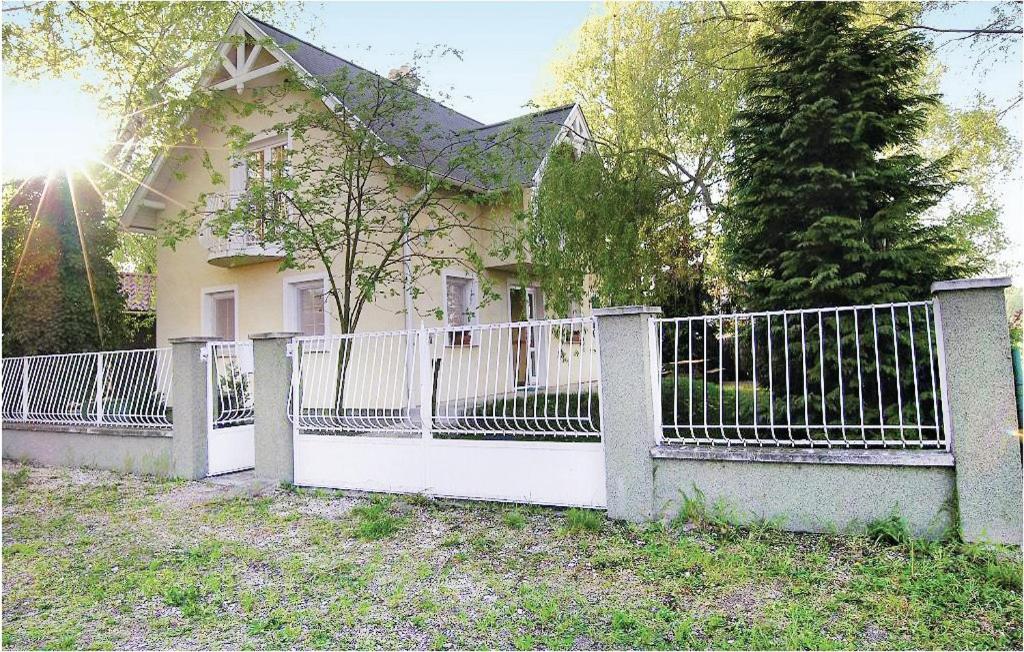 利波特Tóparti Vendégház - Lipót, Magyarország的房屋前的白色围栏