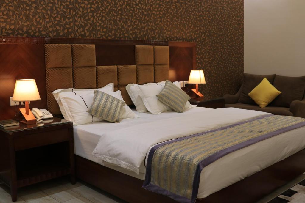 吉达فندق درة الرؤية的一间卧室配有一张大床和两盏灯。