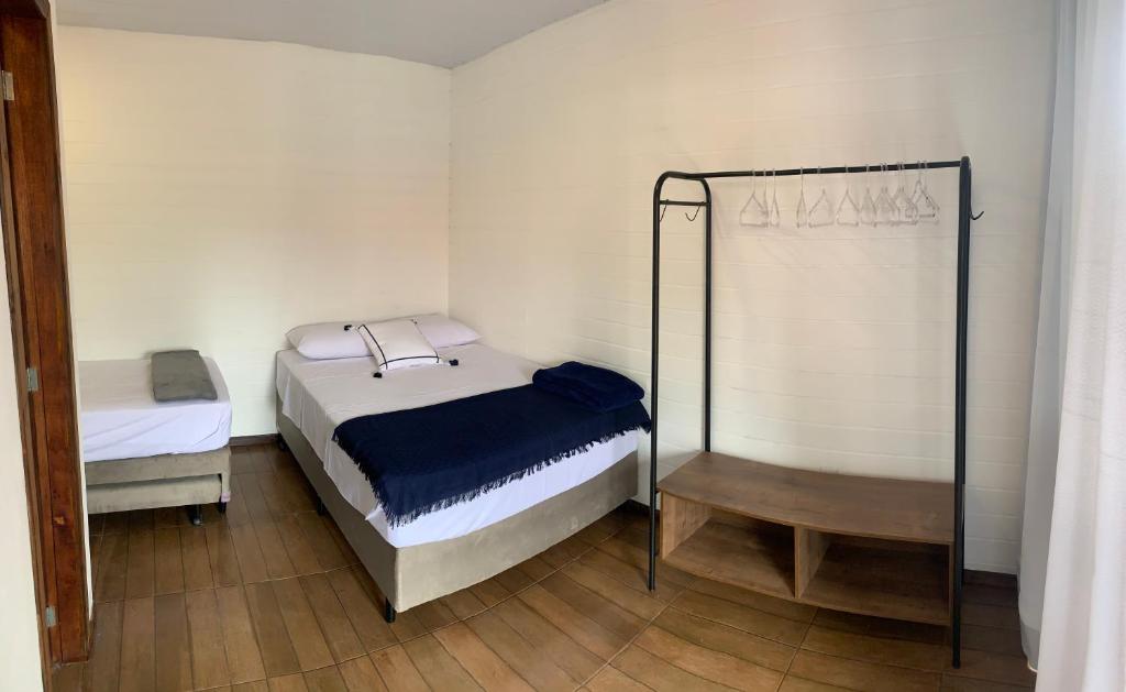 帕罗卡Pousada Inn Nature的小房间设有两张床和镜子