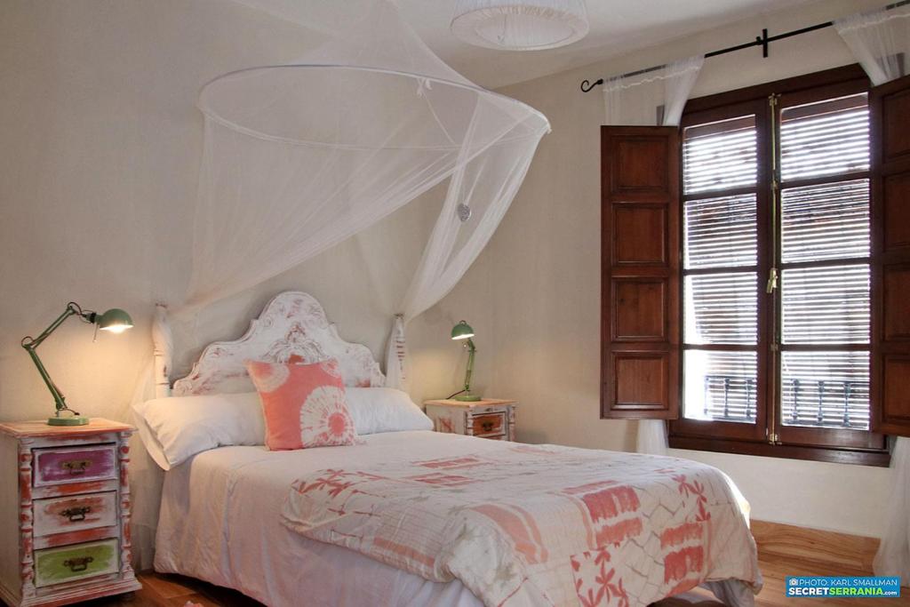 希梅拉德利瓦尔Hotel Rural Inz-Almaraz的一间卧室配有一张带天蓬的白色床