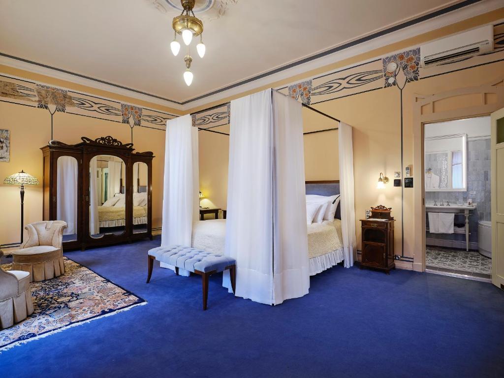 派尔努Villa Ammende Restaurant and Hotel的配有床和镜子的大房间