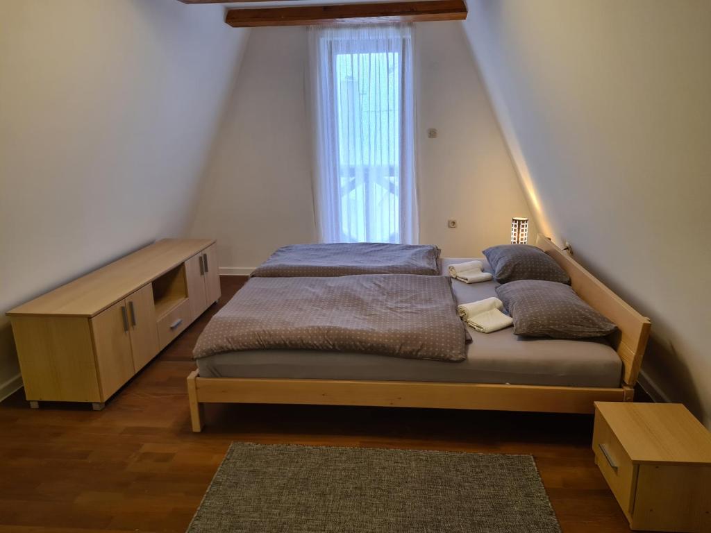 弗拉西克KUĆA NENO的一间卧室配有带梳妆台和窗户的床。