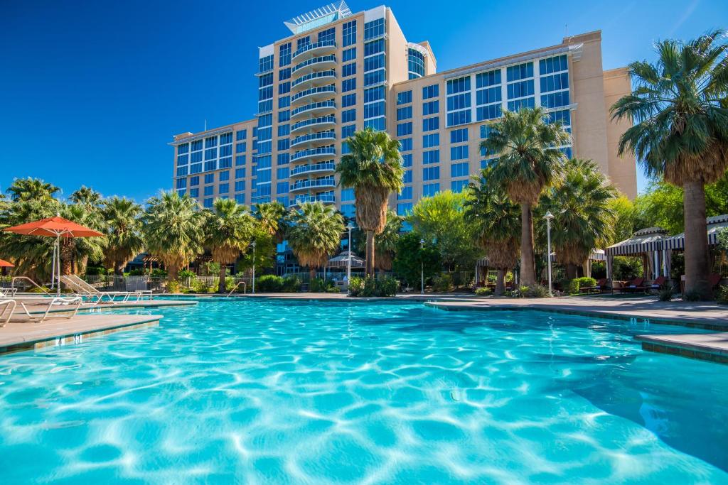 兰乔米拉日Agua Caliente Casino Rancho Mirage的一个游泳池,酒店背景