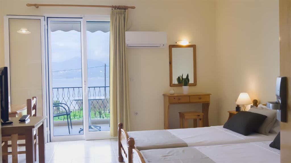 卢特拉艾季普苏法尼公寓式酒店的一间带两张床的卧室和一个阳台。