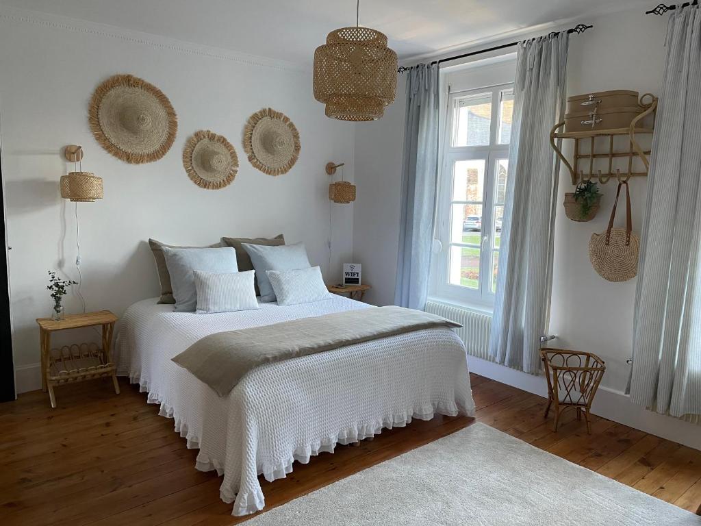 蒙特勒伊La Parenthese的卧室配有白色的床和窗户。