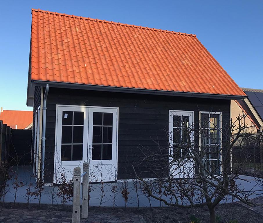 韦斯特卡佩勒D'n Wasschappelsen Engel Windkracht 11的橙色屋顶房屋,拥有橙色屋顶