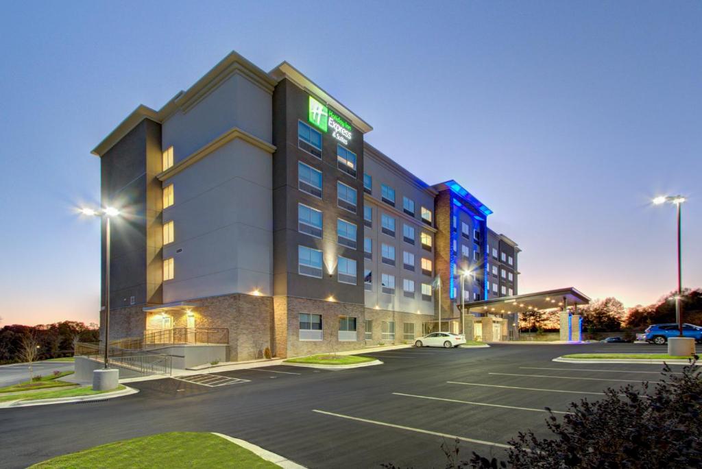 夏洛特Holiday Inn Express & Suites Charlotte Southwest, an IHG Hotel的停车场里酒店 ⁇ 染