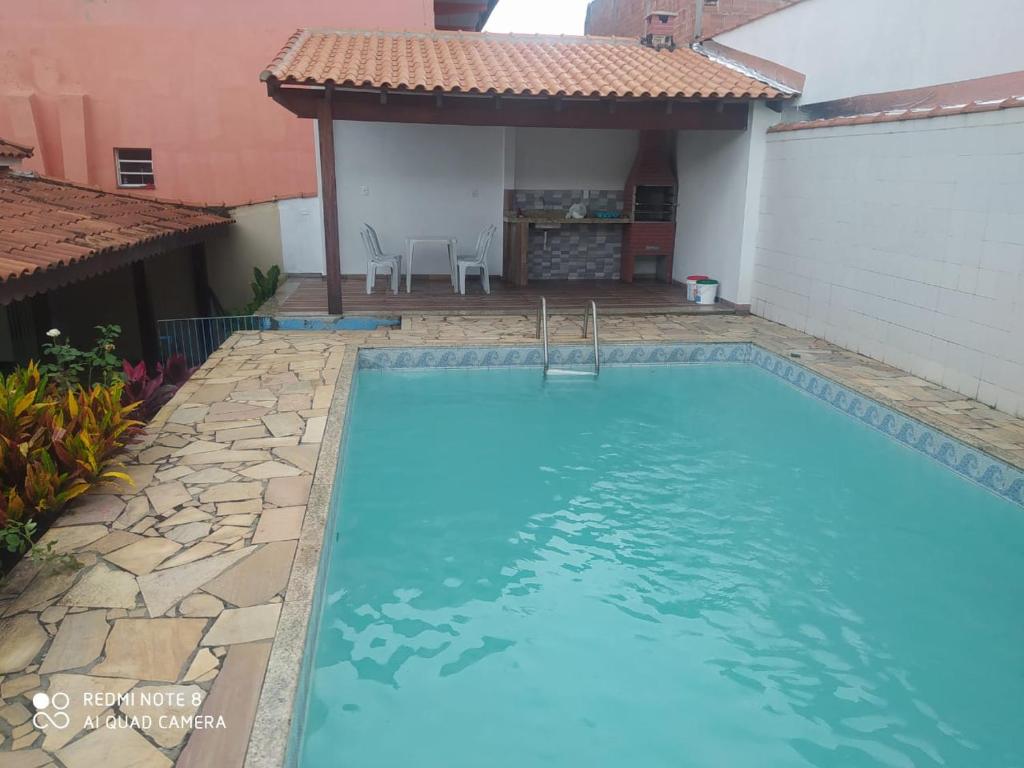 伊塔蒂亚亚Casa 3 quartos com Piscina em Itatiaia的一座房子后院的游泳池