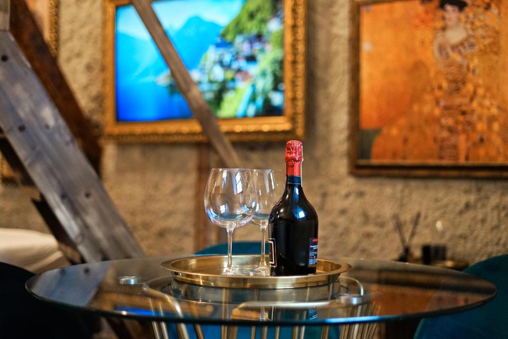 班斯卡 - 什佳夫尼察Madam s Boa的桌上一瓶葡萄酒和一杯葡萄酒