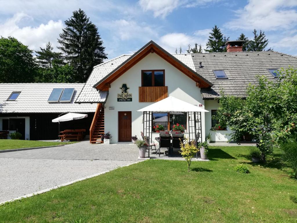 拉多夫吉卡PR`Cajhn的屋顶上设有太阳能电池板的房子