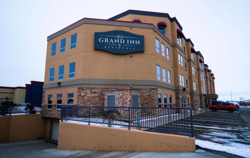 大草原城Grand Inn & Residence- Grande Prairie的建筑的侧面有标志