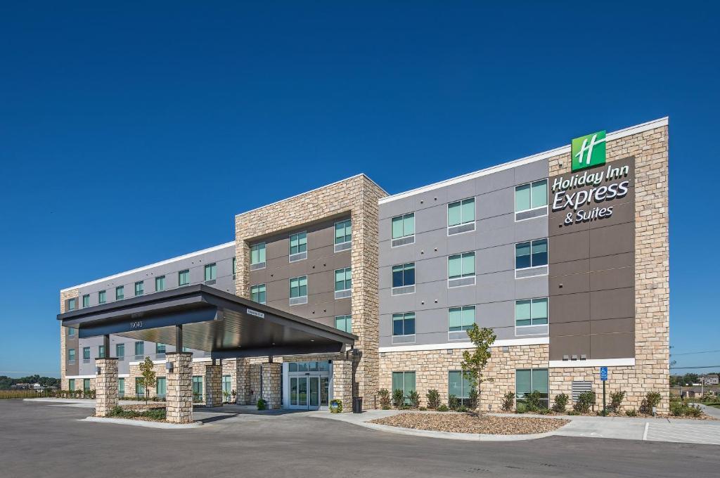 奥马哈Holiday Inn Express & Suites - West Omaha - Elkhorn, an IHG Hotel的办公室大楼前方有标志