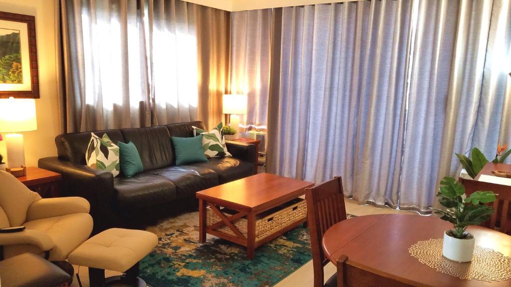 檀香山Waikiki Kuhio 1-bedrm Apt, Ocean view, Free Parking & Wifi的客厅配有沙发和桌子