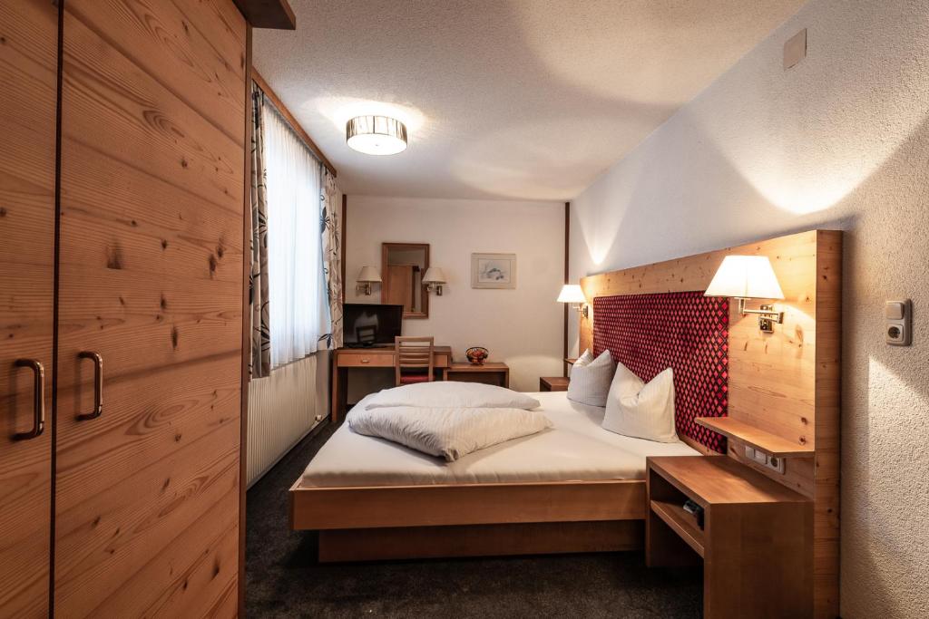 达米尔斯Dà Ingo - Apartments & More的一间卧室配有一张红砖墙床