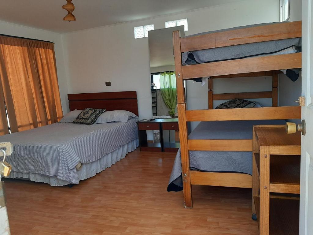 安托法加斯塔Hostal Pampaloja的一间卧室配有两张双层床和一张书桌