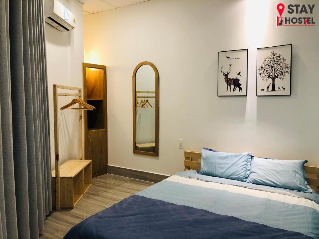 迪石STAY hostel 2 - 350m from the ferry的卧室配有一张床,墙上设有镜子
