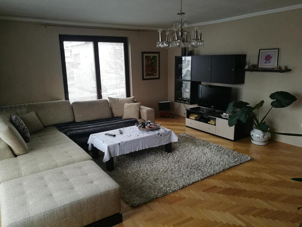 VogošćaApartment Imamović的客厅配有沙发和桌子