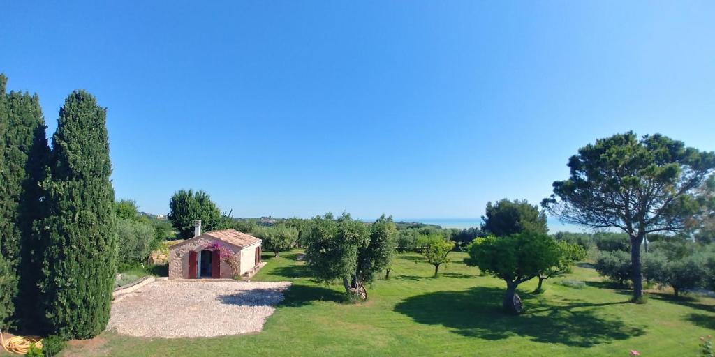 CampofiloneAgriturismo Mondomini的树木林立的古宅