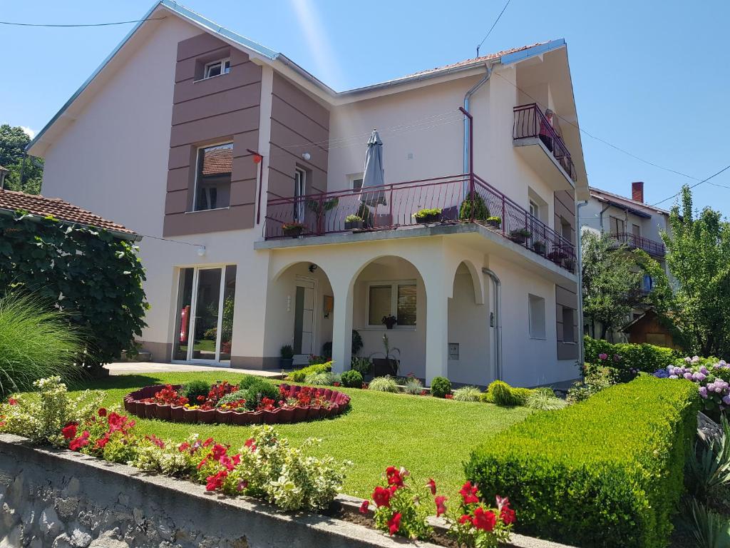 索科矿泉村Apartmani Vila Danica的一座带花园和鲜花的房子