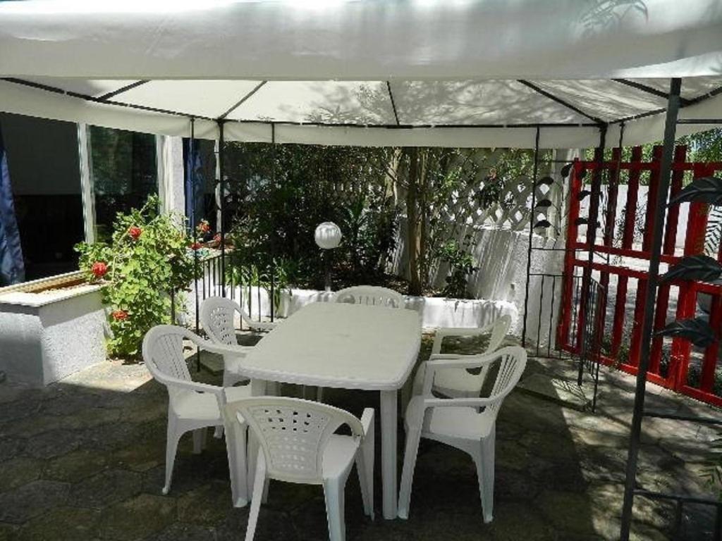 加利波利Baia Verde的白色天篷下的白色桌子和椅子
