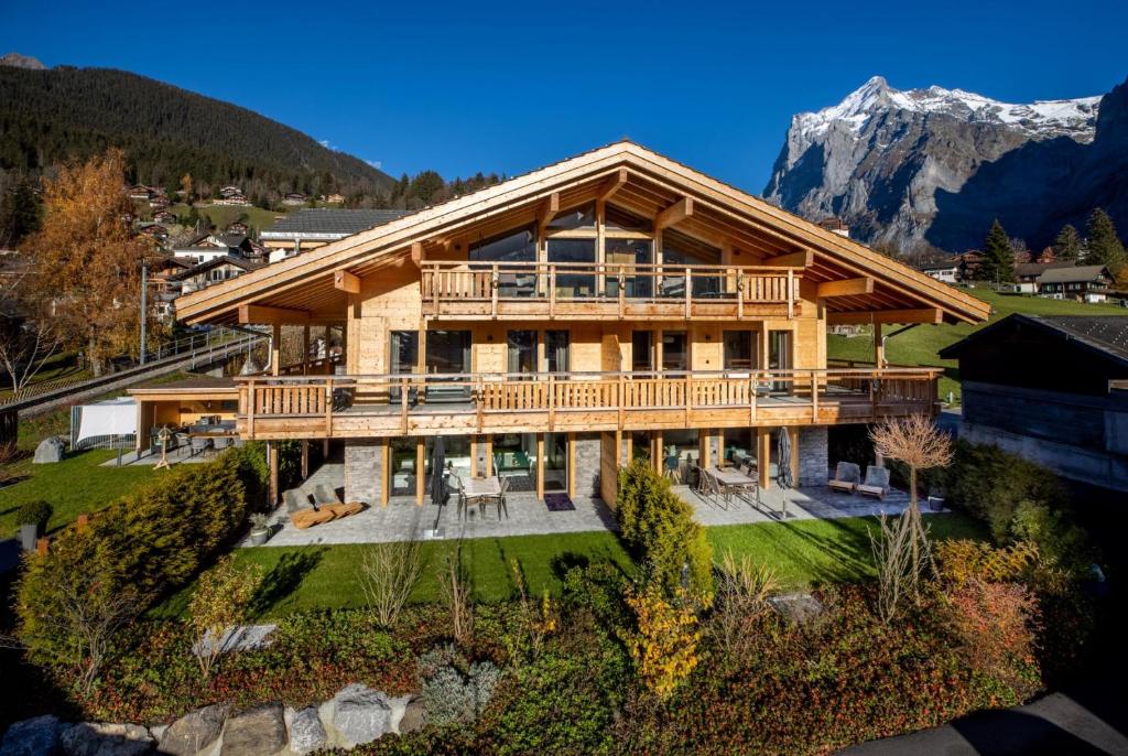 格林德尔瓦尔德Chalet CARVE - Apartments EIGER, MOENCH and JUNGFRAU的山景别墅的空中景致