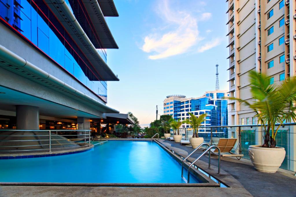宿务宿雾柏宁国际大酒店的一座建筑物中央的游泳池