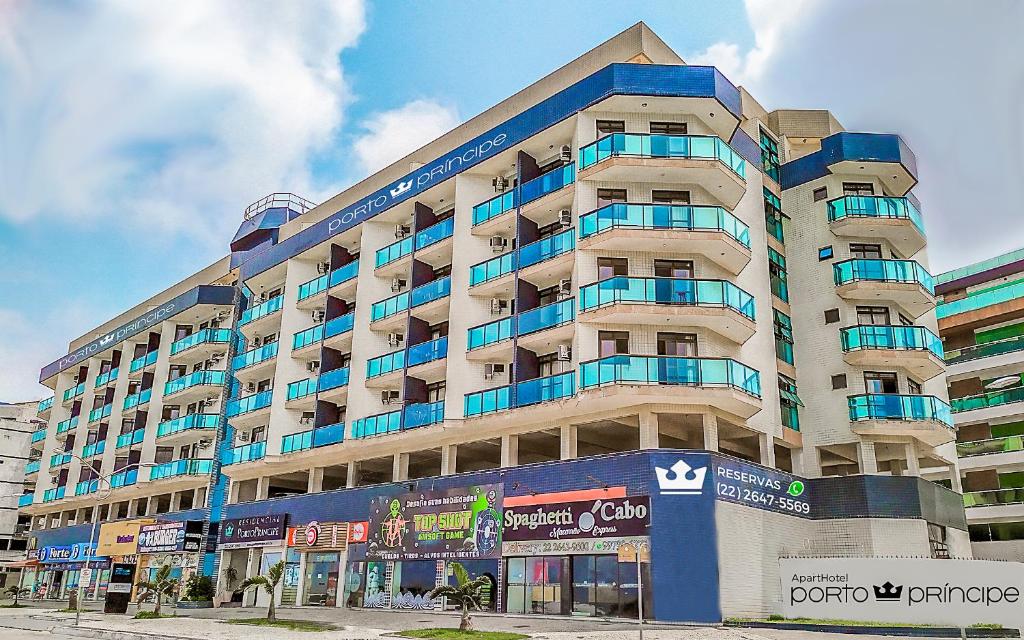 卡波布里奥Apart Hotel Porto Príncipe的街道上设有蓝色阳台的大型建筑