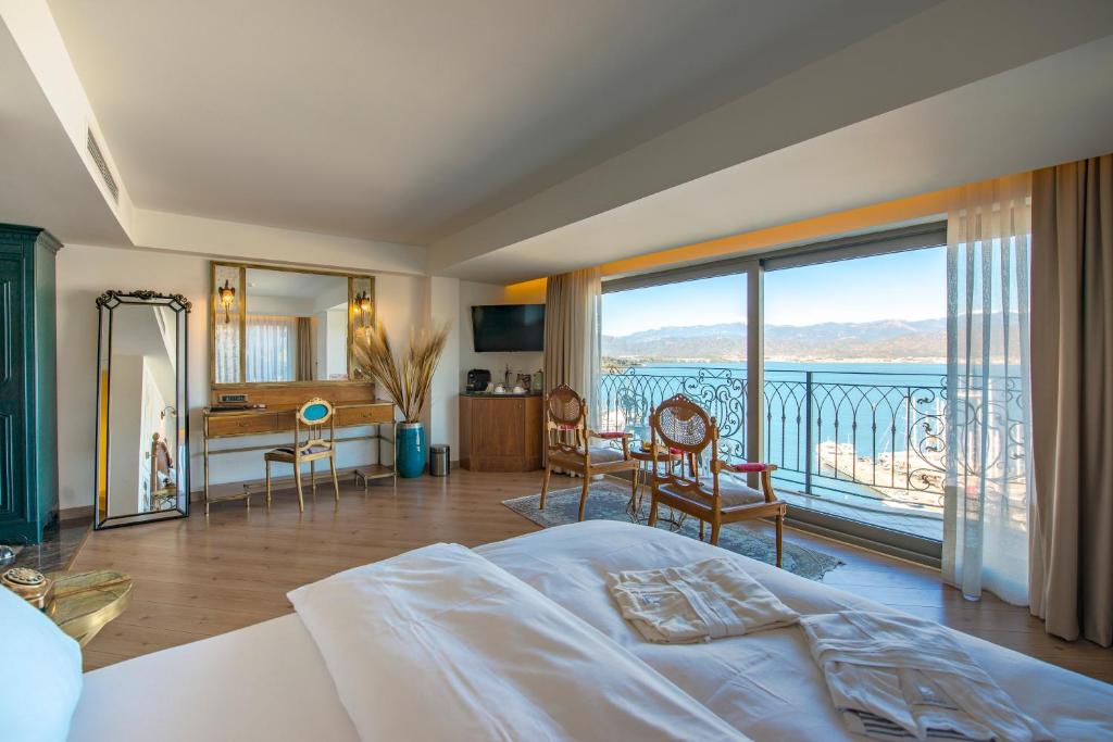费特希耶卡萨玛戈特酒店（仅限成人）的一间卧室设有一张床和一个美景阳台