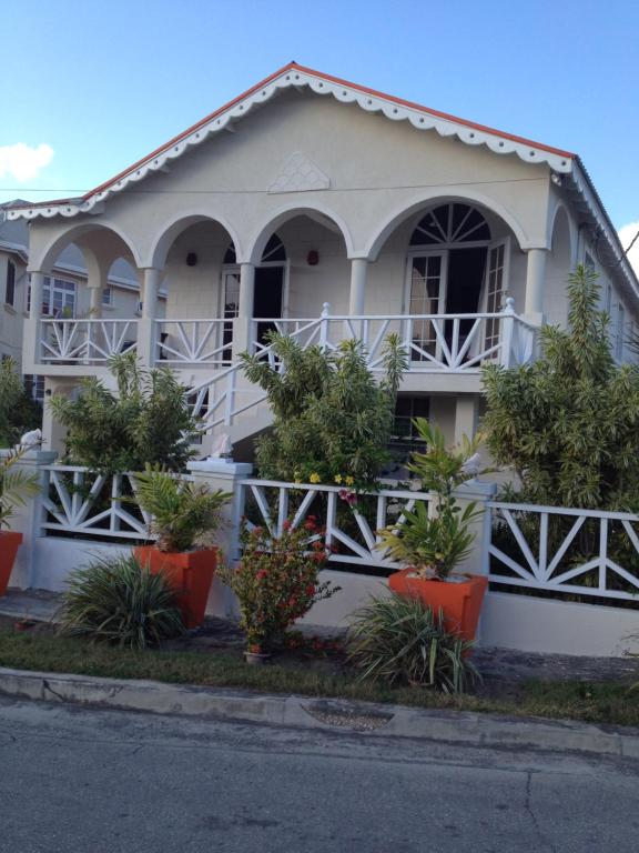 基督教堂市Sea Shells Villa的前面有植物的白色房子