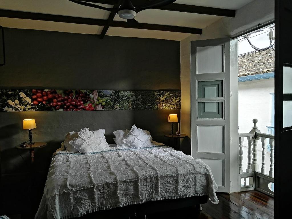 SalaminaLa Estancia Hotel Boutique的卧室配有带白色棉被的床