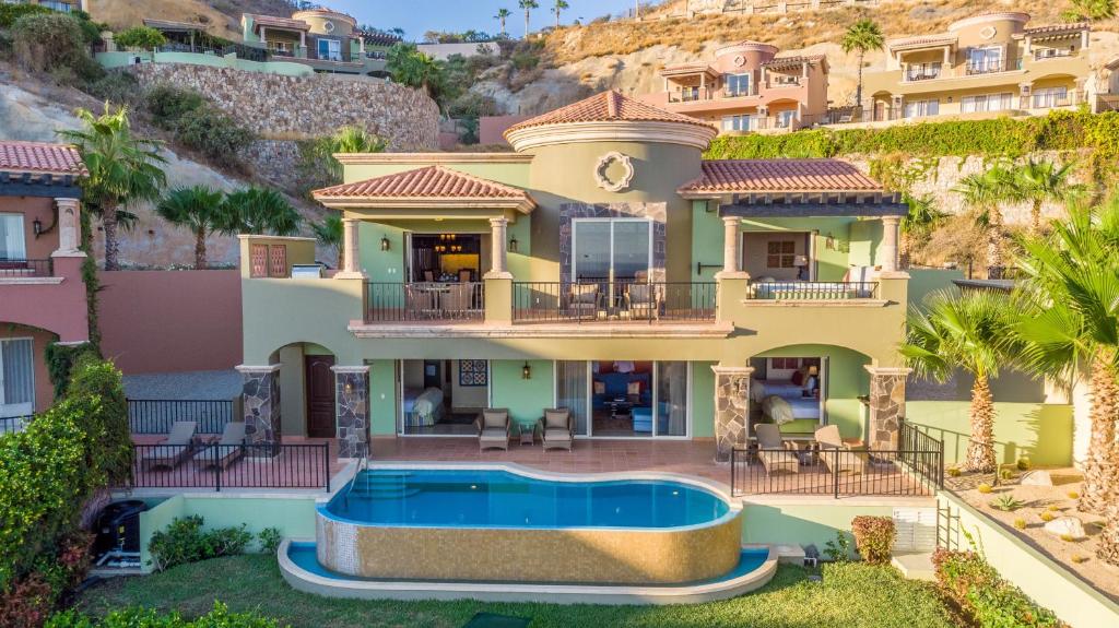 卡波圣卢卡斯Pueblo Bonito Montecristo Luxury Villas - All Inclusive的山前带游泳池的房子