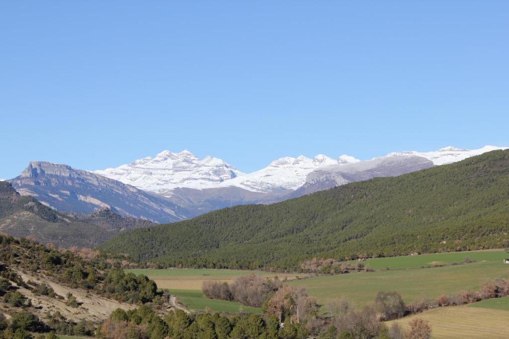El Pueyo de AraguásCasa Encuentra, en el Pirineo al lado de Ainsa的山间,有雪覆盖的山脉