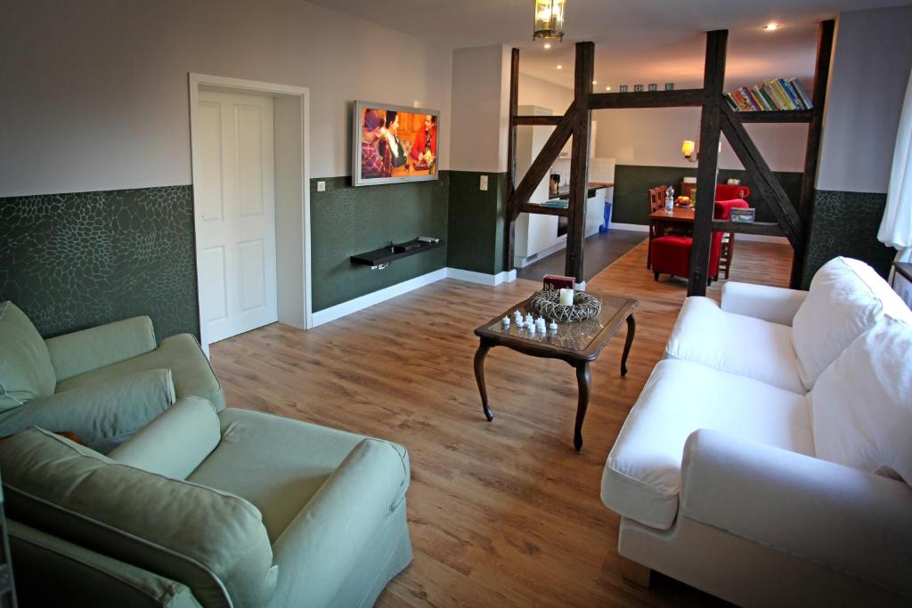 布劳恩拉格童话之屋公寓的客厅配有沙发和桌子