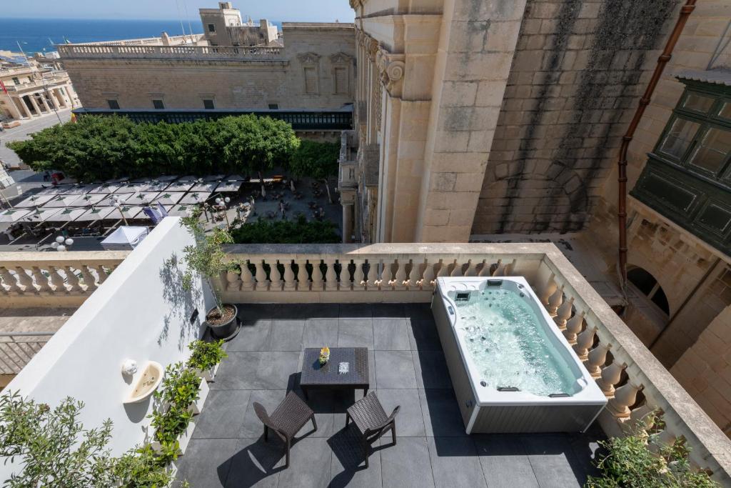 瓦莱塔U Collection - a Luxury Collection Suites, Valletta的大楼内带热水浴池的阳台的顶部景致